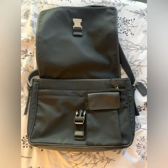 UNISEX Coach BLK leather trim messenger stylish and durable. Fast Shipping! - Picture 10 of 14